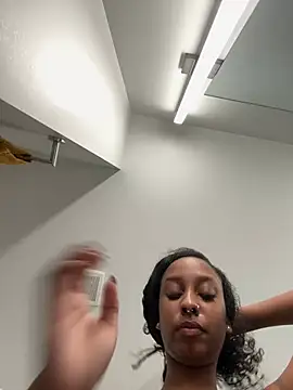 Snapshot of Your_Paris chatting on 02/21/26, 01:02 Your Paris online show from 02/21/26, 01:02