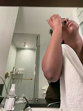 Snapshot of Your_Paris chatting on 02/27/26, 02:06 Your Paris online show from 02/27/26, 02:06