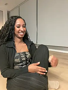 Snapshot of Your_Paris chatting on 03/31/26, 04:25 Your Paris online show from 03/31/26, 04:25