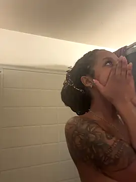 Snapshot of Your_Paris chatting on 11/11/25, 06:58 Your Paris online show from 11/11/25, 06:58