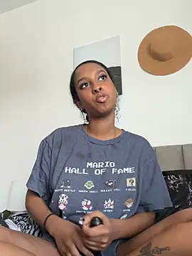 Snapshot of Your_Paris chatting on 01/18/26, 05:49 Your Paris online show from 01/18/26, 05:49