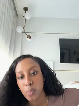 Snapshot of Your_Paris chatting on 02/23/26, 10:10 Your Paris online show from 02/23/26, 10:10