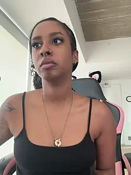 Snapshot of Your_Paris chatting on 11/25/25, 04:40 Your Paris online show from 11/25/25, 04:40