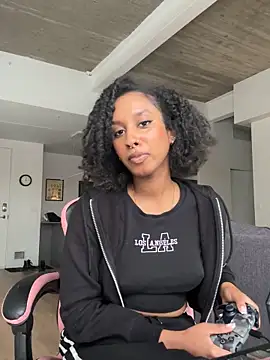 Snapshot of Your_Paris chatting on 12/17/25, 06:02 Your Paris online show from 12/17/25, 06:02