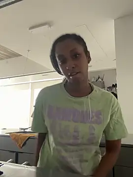 Snapshot of Your_Paris chatting on 12/01/25, 07:37 Your Paris online show from 12/01/25, 07:37