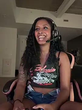 Snapshot of Your_Paris chatting on 03/26/26, 04:11 Your Paris online show from 03/26/26, 04:11