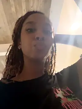 Snapshot of Your_Paris chatting on 10/07/25, 10:33 Your Paris online show from 10/07/25, 10:33