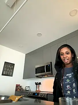 Snapshot of Your_Paris chatting on 10/12/25, 03:46 Your Paris online show from 10/12/25, 03:46