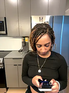 Snapshot of Your_Paris chatting on 10/17/25, 11:50 Your Paris online show from 10/17/25, 11:50