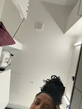 Snapshot of Your_Paris chatting on 04/10/26, 11:34 Your Paris online show from 04/10/26, 11:34