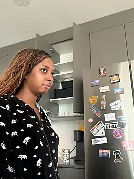 Snapshot of Your_Paris chatting on 09/18/25, 03:15 Your Paris online show from 09/18/25, 03:15