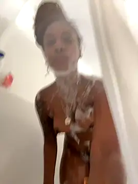 Snapshot of Your_Paris chatting on 10/15/25, 03:31 Your Paris online show from 10/15/25, 03:31