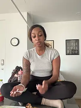 Snapshot of Your_Paris chatting on 10/03/25, 09:27 Your Paris online show from 10/03/25, 09:27