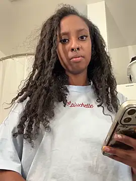 Snapshot of Your_Paris chatting on 03/20/26, 11:28 Your Paris online show from 03/20/26, 11:28