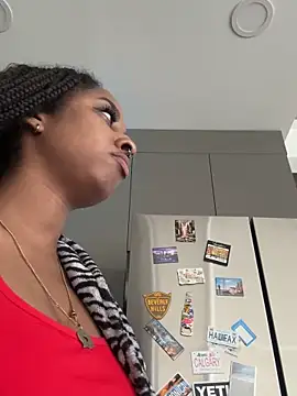 Snapshot of Your_Paris chatting on 11/28/25, 08:53 Your Paris online show from 11/28/25, 08:53