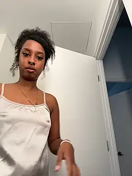 Snapshot of Your_Paris chatting on 01/08/26, 06:58 Your Paris online show from 01/08/26, 06:58