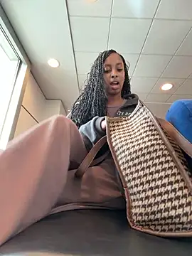 Snapshot of Your_Paris chatting on 04/11/26, 12:31 Your Paris online show from 04/11/26, 12:31