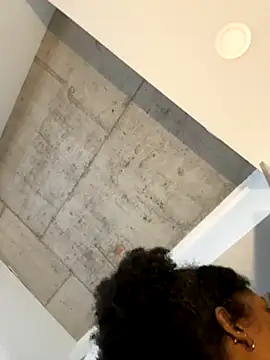 Snapshot of Your_Paris chatting on 12/14/25, 05:29 Your Paris online show from 12/14/25, 05:29