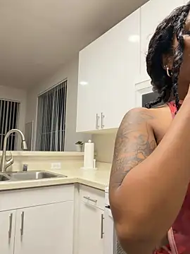 Snapshot of Your_Paris chatting on 03/05/26, 06:43 Your Paris online show from 03/05/26, 06:43