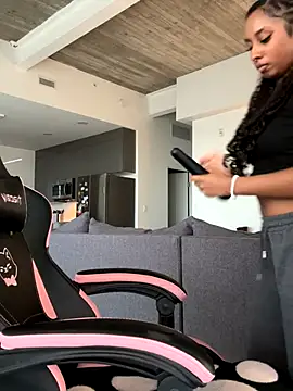 Snapshot of Your_Paris chatting on 11/23/25, 10:09 Your Paris online show from 11/23/25, 10:09