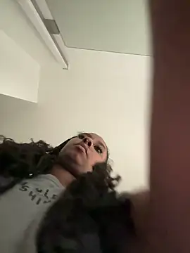 Snapshot of Your_Paris chatting on 11/30/25, 08:20 Your Paris online show from 11/30/25, 08:20