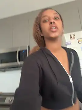 Snapshot of Your_Paris chatting on 09/26/25, 03:52 Your Paris online show from 09/26/25, 03:52