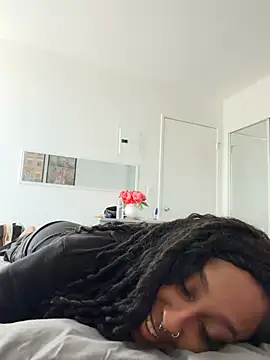 Snapshot of Your_Paris chatting on 03/03/26, 08:05 Your Paris online show from 03/03/26, 08:05