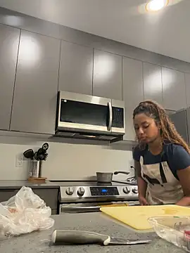 Snapshot of Your_Paris chatting on 10/24/25, 12:31 Your Paris online show from 10/24/25, 12:31