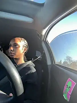 Snapshot of Your_Paris chatting on 10/28/25, 08:41 Your Paris online show from 10/28/25, 08:41