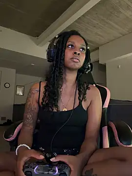 Snapshot of Your_Paris chatting on 03/17/26, 06:05 Your Paris online show from 03/17/26, 06:05