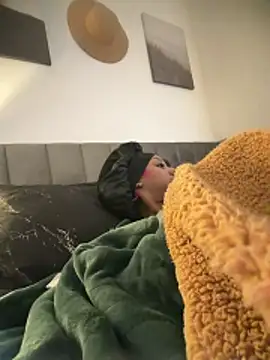 Snapshot of Your_Paris chatting on 02/06/26, 03:30 Your Paris online show from 02/06/26, 03:30