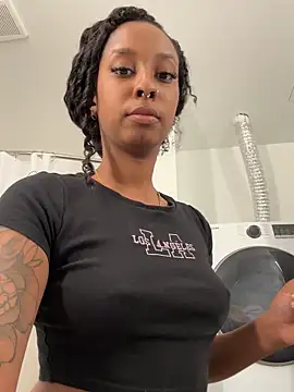 Snapshot of Your_Paris chatting on 03/12/26, 03:16 Your Paris online show from 03/12/26, 03:16