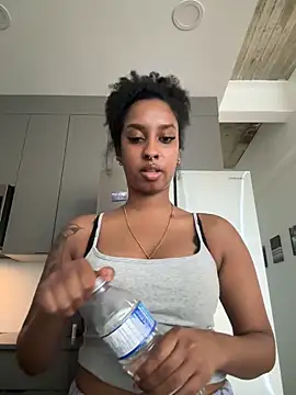 Snapshot of Your_Paris chatting on 12/22/25, 05:46 Your Paris online show from 12/22/25, 05:46