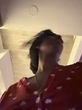 Snapshot of Your_Paris chatting on 02/20/26, 08:38 Your Paris online show from 02/20/26, 08:38