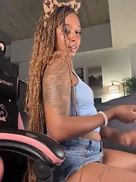 Snapshot of Your_Paris chatting on 10/05/25, 12:45 Your Paris online show from 10/05/25, 12:45