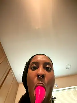 Snapshot of Your_Paris chatting on 10/31/25, 04:47 Your Paris online show from 10/31/25, 04:47