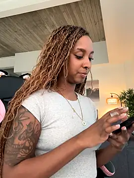 Snapshot of Your_Paris chatting on 09/08/25, 11:37 Your Paris online show from 09/08/25, 11:37