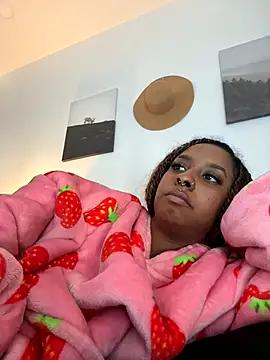 Snapshot of Your_Paris chatting on 10/10/25, 07:15 Your Paris online show from 10/10/25, 07:15