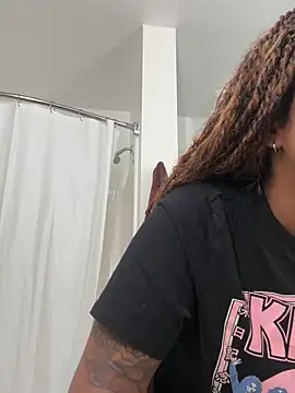 Snapshot of Your_Paris chatting on 10/20/25, 02:39 Your Paris online show from 10/20/25, 02:39