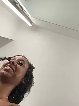 Snapshot of Your_Paris chatting on 03/25/26, 01:28 Your Paris online show from 03/25/26, 01:28