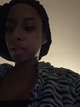 Snapshot of Your_Paris chatting on 11/15/25, 10:52 Your Paris online show from 11/15/25, 10:52