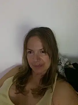 Snapshot of Leyna_liu chatting on 09/23/25, 02:40 Leyna liu online show from 09/23/25, 02:40