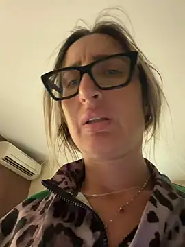 Snapshot of casalinga88 chatting on 07/11/26, 01:22 casalinga88 online show from 07/11/26, 01:22