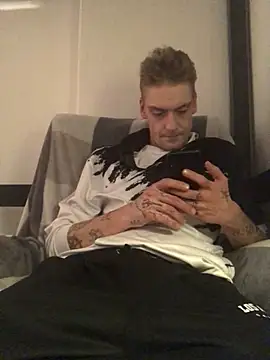 Snapshot of Simboxxx040 chatting on 01/01/25, 08:15 Simboxxx040 online show from 01/01/25, 08:15