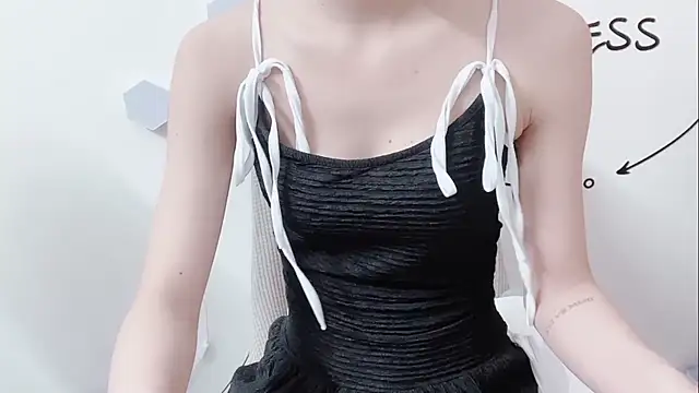 Snapshot of Sarah-ery chatting on 04/10/26, 01:12 Sarah-ery online show from 04/10/26, 01:12