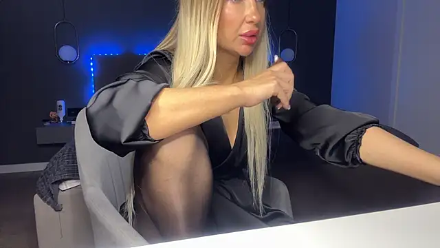 Snapshot of KristalNight chatting on 12/04/25, 04:44 KristalNight online show from 12/04/25, 04:44