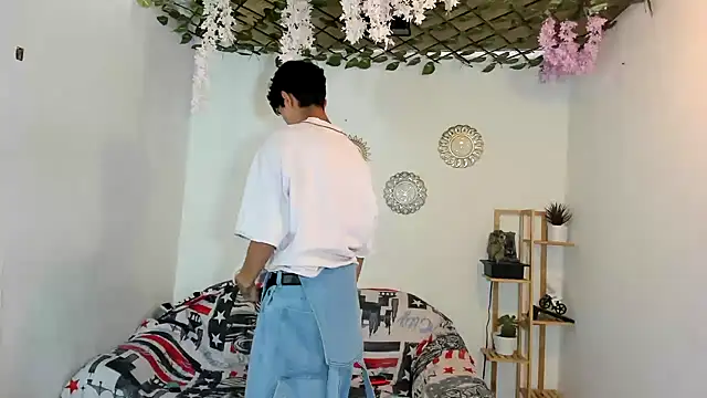 oliverhot2005 online show from 12/04/25, 08:19