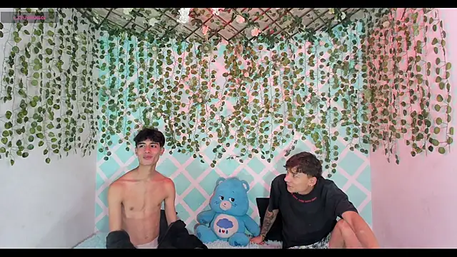 oliverhot2005 online show from 12/19/25, 09:06