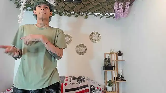 oliverhot2005 online show from 11/03/25, 02:42