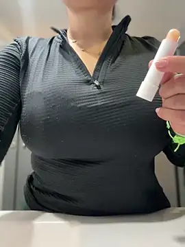 Snapshot of melanny10 chatting on 12/24/24, 11:49 melanny10 online show from 12/24/24, 11:49